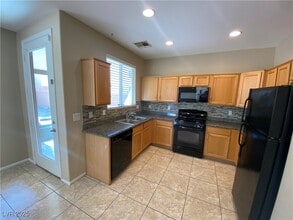8425 Orly Ave in Las Vegas, NV - Building Photo - Building Photo