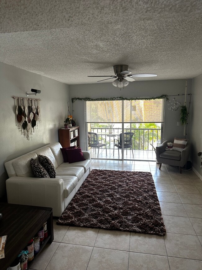450 NW 20th St, Unit 209 in Boca Raton, FL - Foto de edificio - Building Photo