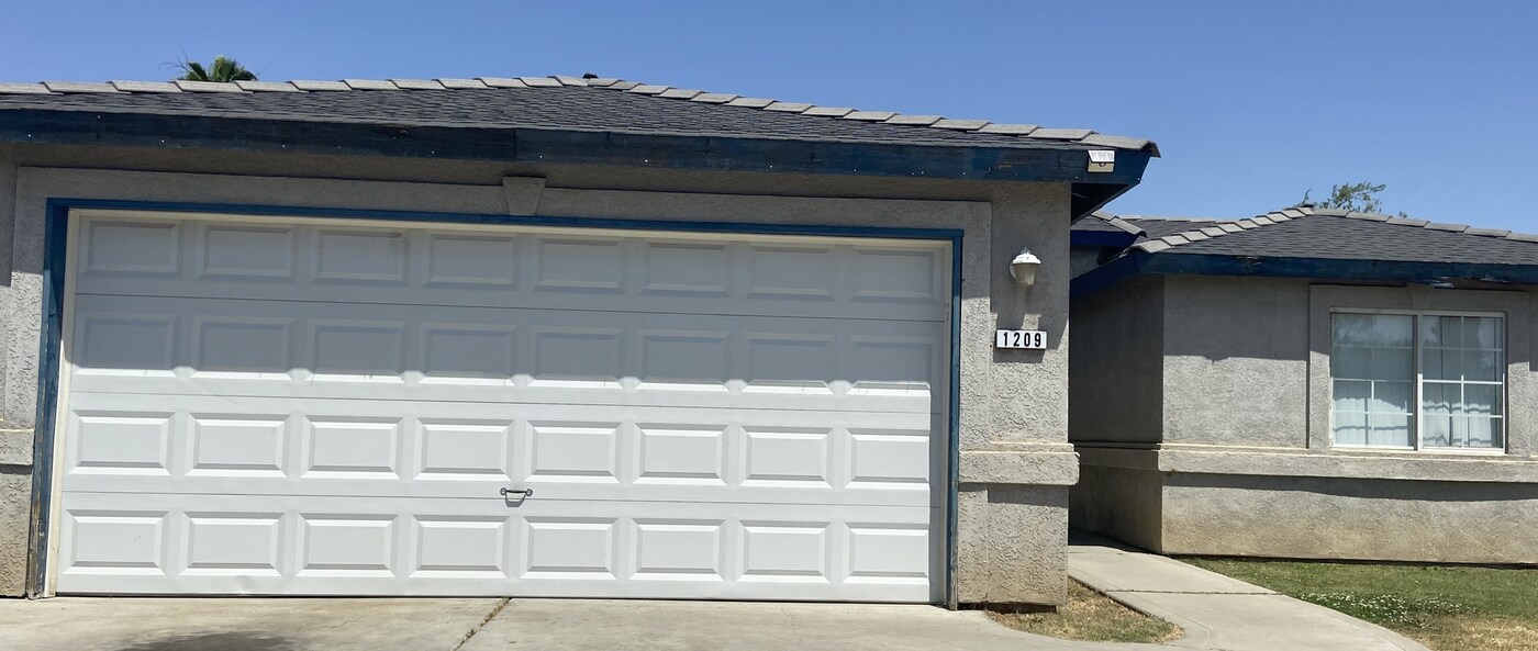 1209 Monica St in Bakersfield, CA - Building Photo