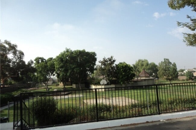 835 S Tamarisk Ave in Rialto, CA - Foto de edificio - Building Photo