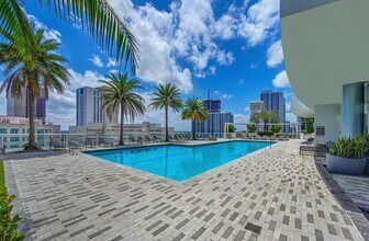 215 N New River Dr E in Fort Lauderdale, FL - Foto de edificio - Building Photo