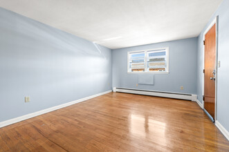 38 Deerfield Ct, Unit b in East Hartford, CT - Building Photo - Building Photo