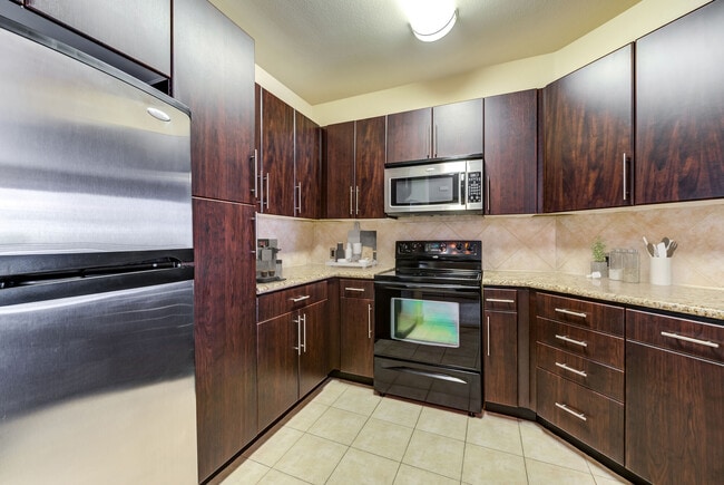 Triana Apartments in Woodland Hills, CA - Foto de edificio - Building Photo