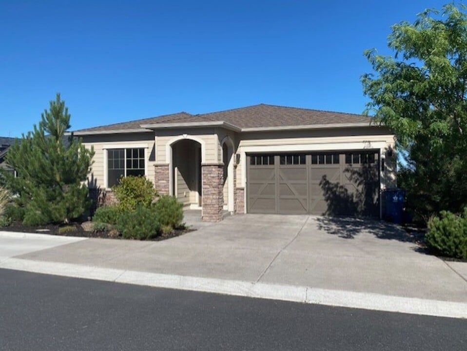 2375 NW Majestic Ridge Dr in Bend, OR - Building Photo