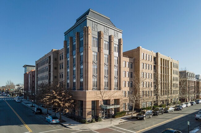 The Henry in Alexandria, VA - Foto de edificio - Building Photo