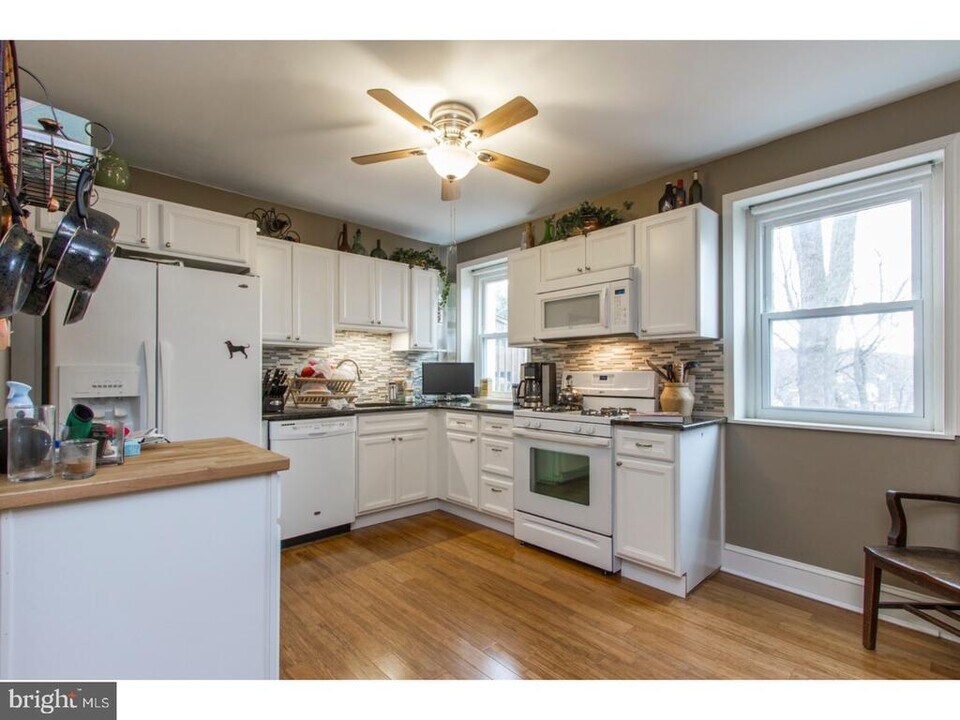317 W 4th Ave in Conshohocken, PA - Building Photo