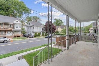 32 Oak Ave in Shelton, CT - Building Photo - Building Photo
