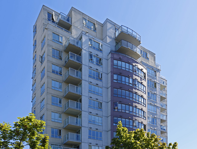 Queen's Court at Wellington Mews in Vancouver, BC - Building Photo - Building Photo