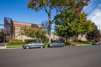 Hartley House in Rockville Centre, NY - Foto de edificio - Building Photo