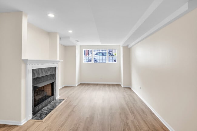 2023 W Superior St in Chicago, IL - Building Photo - Building Photo