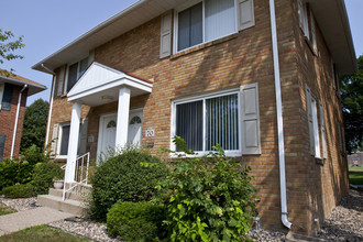 Brentwood Apartments in Hopkins, MN - Building Photo - Building Photo