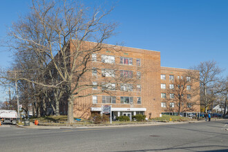 45 Broadway in Freeport, NY - Foto de edificio - Building Photo