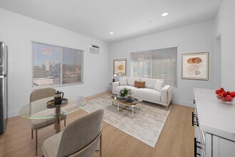 402 Arbor Dr in San Diego, CA - Building Photo - Building Photo