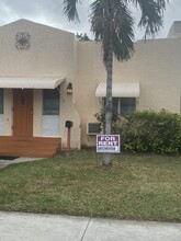 704 NE 4th St in Hallandale Beach, FL - Foto de edificio - Building Photo