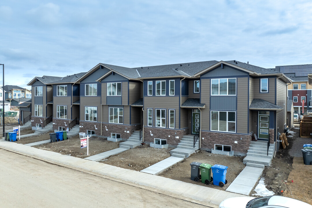 115 S Shore Crt in Chestermere, AB - Building Photo