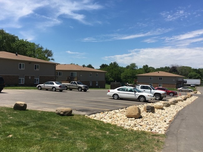 Geneva Estates in Lake Geneva, WI - Foto de edificio - Building Photo