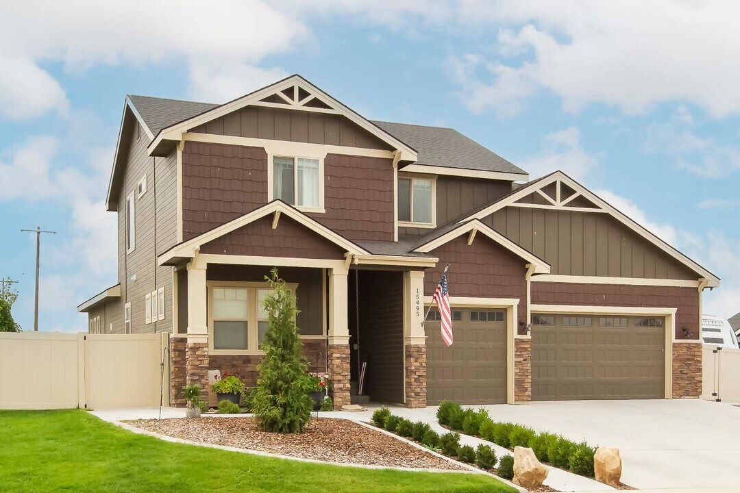 15495 Blue Sky Ave in Caldwell, ID - Building Photo