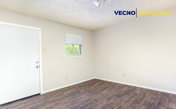 102 E Cheryl Dr in San Antonio, TX - Building Photo - Building Photo