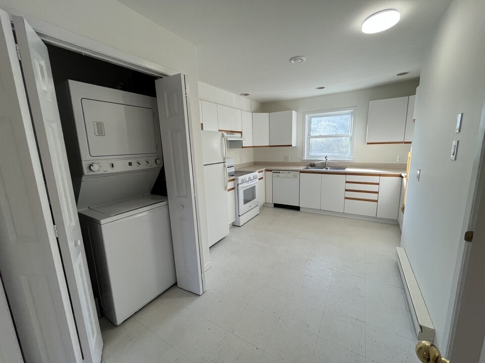 250 Ellerdale St in Saint John, NB - Building Photo