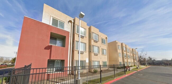 500 R St in Bakersfield, CA - Building Photo - Building Photo