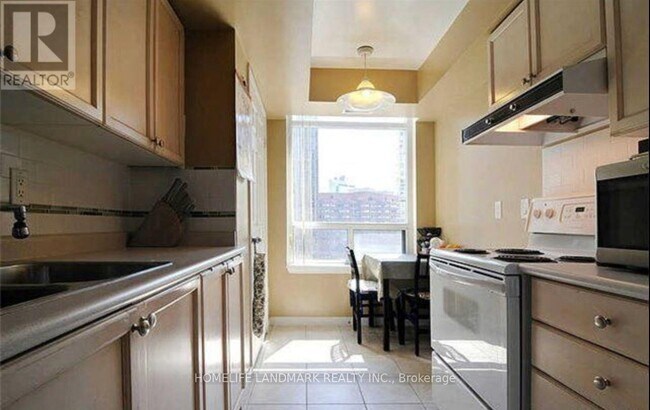 155 Beecroft Rd in Toronto, ON - Building Photo - Building Photo