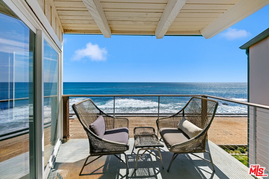11856 S Beach Club Way in Malibu, CA - Building Photo