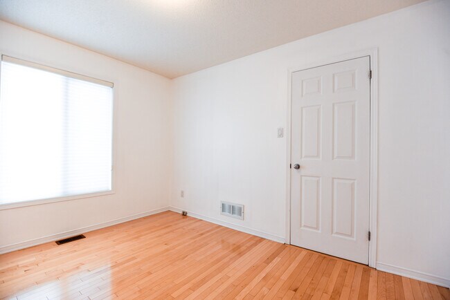 3 story townhouse in Ottawa, ON - Building Photo - Building Photo