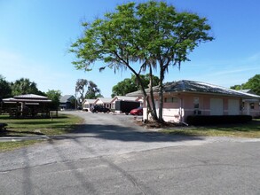 Two Rivers Inn in Dunnellon, FL - Building Photo - Building Photo