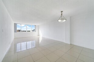 9001 SW 77th Ave in Miami, FL - Building Photo
