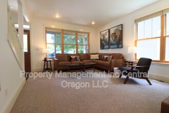 577 W Jefferson Ave in Sisters, OR - Building Photo - Building Photo