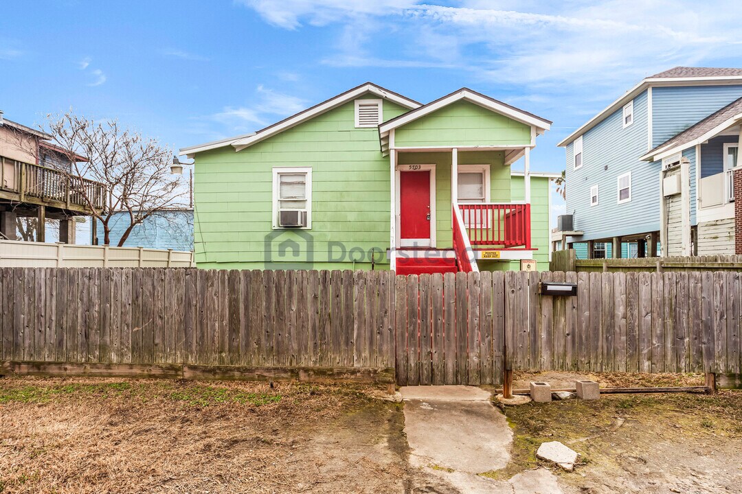 5703 Avenue Q in Galveston, TX - Foto de edificio