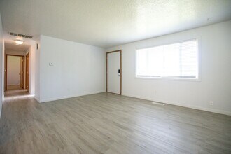 375 Sycamore Ave in Woodburn, OR - Building Photo - Building Photo