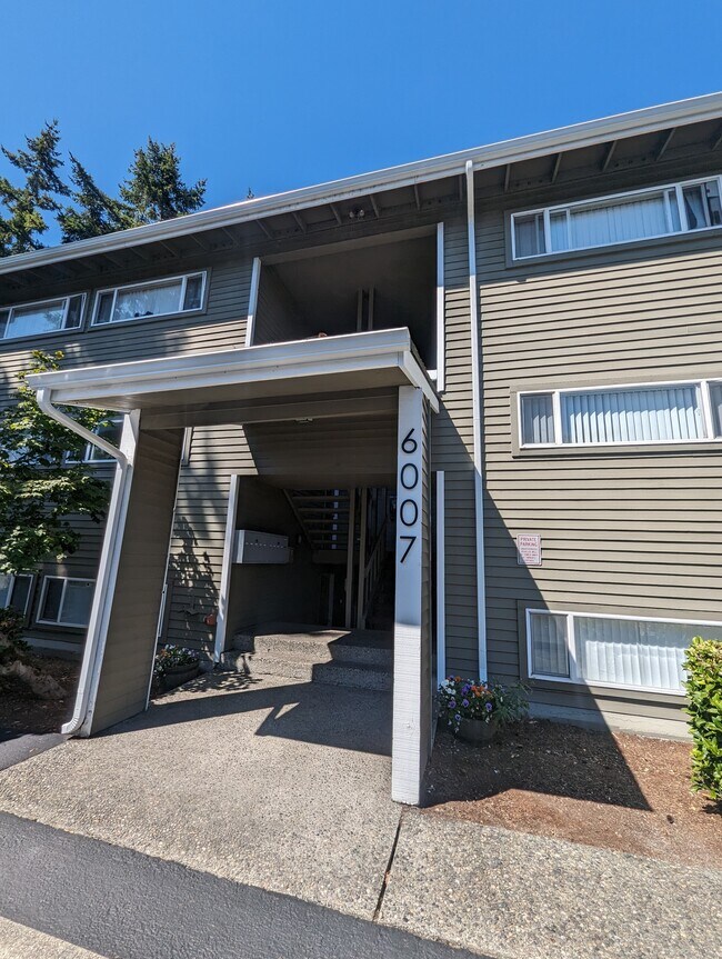 6007 Lakeview Dr in Kirkland, WA - Building Photo - Building Photo