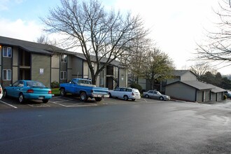 Ridgecrest Timbers in Portland, OR - Foto de edificio - Building Photo