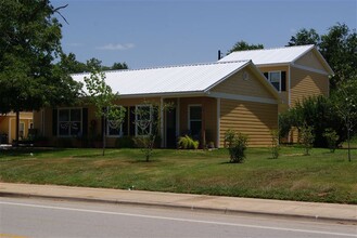 204 E Buck St in Caldwell, TX - Building Photo - Building Photo