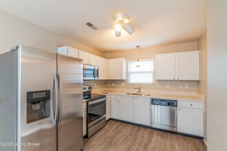 9620 River Trail Dr in Louisville, KY - Building Photo - Building Photo