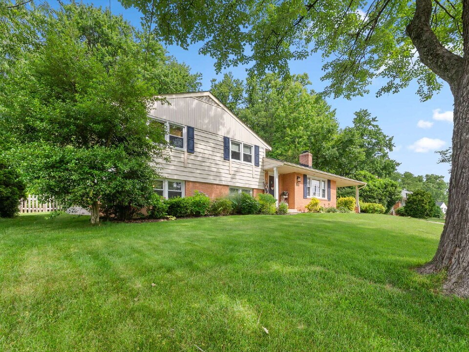 5208 Lindsay St in Fairfax, VA - Building Photo