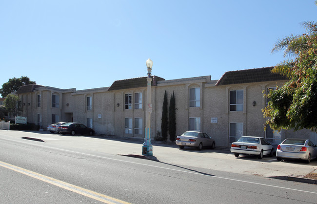 Cypress Apartments in San Diego, CA - Foto de edificio - Building Photo