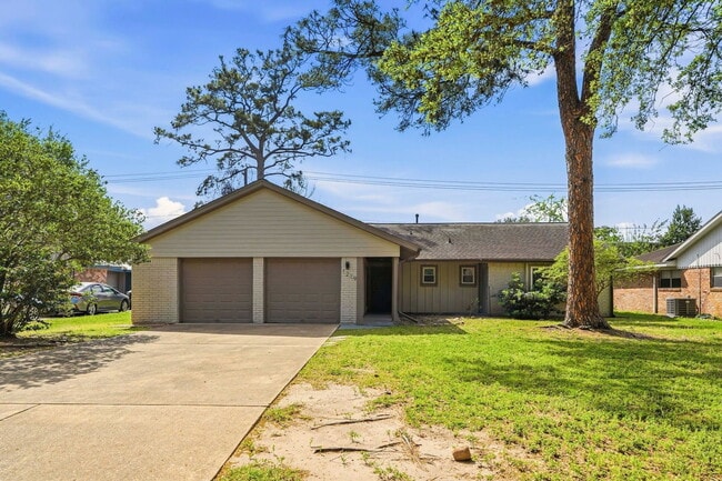 1219 Wisterwood Dr in Houston, TX - Building Photo - Building Photo