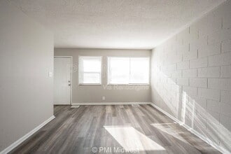 6050 E 16th St in Indianapolis, IN - Foto de edificio - Building Photo