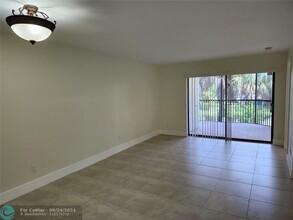 3470 Foxcroft Rd in Miramar, FL - Foto de edificio - Building Photo