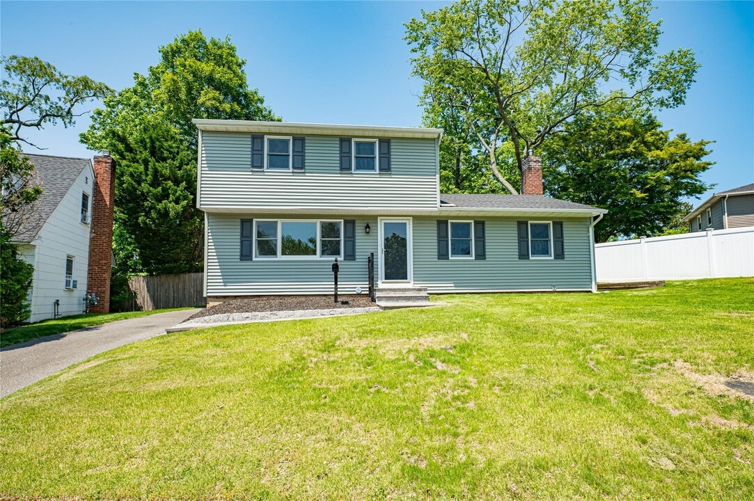 69 Allan Dr in East Norwich, NY - Building Photo