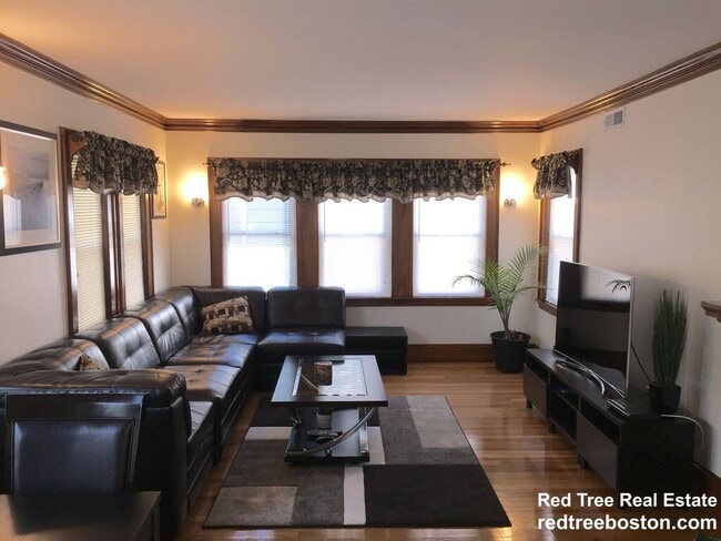 33 Pershing Rd, Unit 2 in Boston, MA - Building Photo - Building Photo