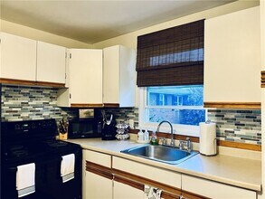 70 Carroll Ave in Newport, RI - Building Photo - Building Photo