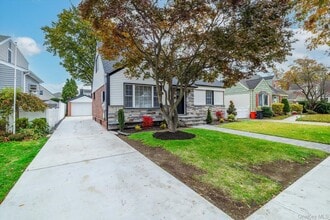 236 Wardwell Rd in Mineola, NY - Building Photo - Building Photo