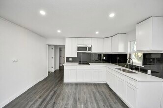 7640 Broadview Dr in Houston, TX - Building Photo - Building Photo