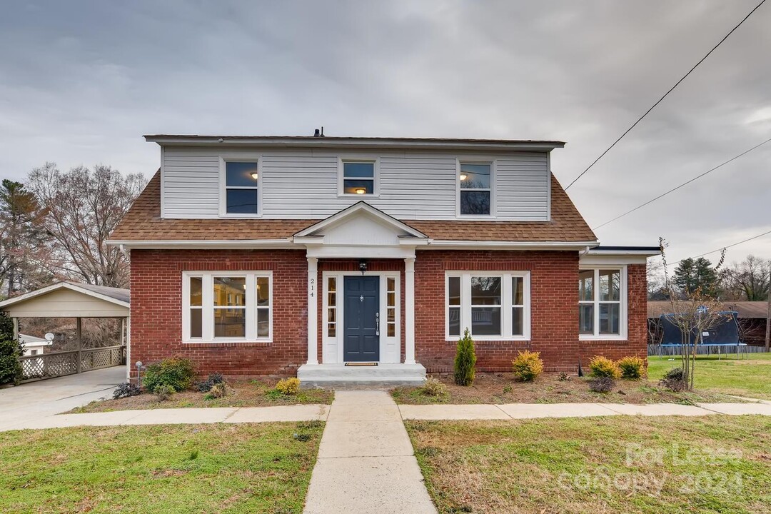 214 N Patterson St in Statesville, NC - Building Photo