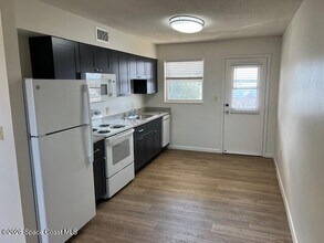 442 Magnolia Ave in Merritt Island, FL - Foto de edificio - Building Photo