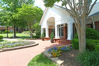 Falls Pointe at the Park Apartments in Durham, NC - Foto de edificio - Building Photo