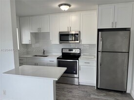 495 NW 43rd St in Oakland Park, FL - Building Photo